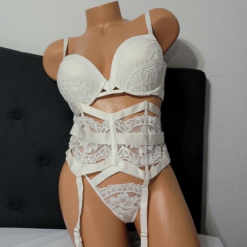 Victoria's Secret  Embroidered  Bra-Thong-Cincher Set NWT  2123